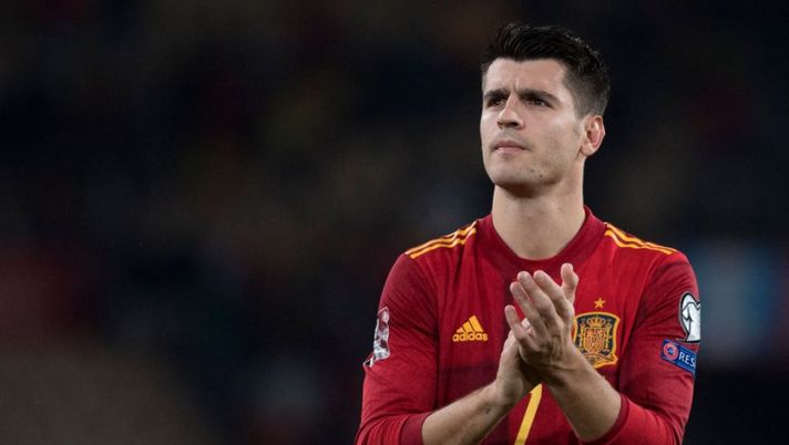 Spain's forward Alvaro Morata celebrates after winning 1-0 the FIFA World Cup Qatar 2022 qualification group B football match between Spain and Sweden, at La Cartuja Stadium in Seville, on November 14, 2021. (Photo by JORGE GUERRERO / AFP) (Photo by JORGE GUERRERO/AFP via Getty Images) Gazzetta: “Morata, l’agente incontra l’Atletico ma questa è la situazione col Barça” - immagine 1