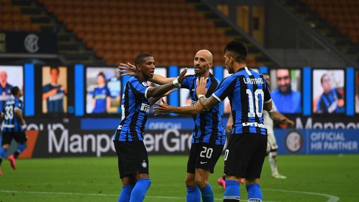 MILAN, ITALY - JULY 13:  Ashley Young  of FC Internazionale celebrates with team-mates after scoring the goal during the Serie A match between FC Internazionale and  Torino FC at Stadio Giuseppe Meazza on July 13, 2020 in Milan, Italy.  (Photo by Claudio Villa - Inter/Inter via Getty Images) 