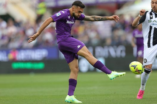 FLORENCE, ITALY - MAY 14: Nicolas Ivan Gonzalez of ACF Fiorentina in action during the Serie A match between ACF Fiorentina and Udinese Calcio at Stadio Artemio Franchi on May 14, 2023 in Florence, Italy. (Photo by Gabriele Maltinti/Getty Images) Sentite Pizarro: “Italiano bravissimo con Amrabat. Cosa direi a Nico Gonzalez”- immagine 2