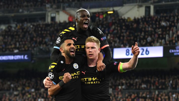 MADRID, SPAIN - FEBRUARY 26: Kevin De Bruyne of Manchester City celebrates with teammates Riyad Mahrez and Benjamin Mendy after scoring his team's second goal during the UEFA Champions League round of 16 first leg match between Real Madrid and Manchester City at Bernabeu on February 26, 2020 in Madrid, Spain. (Photo by David Ramos/Getty Images) MADRID, SPAIN - FEBRUARY 26: Kevin De Bruyne of Manchester City celebrates with teammates Riyad Mahrez and Benjamin Mendy after scoring his team's second goal during the UEFA Champions League round of 16 first leg match between Real Madrid and Manchester City at Bernabeu on February 26, 2020 in Madrid, Spain. (Photo by David Ramos/Getty Images)