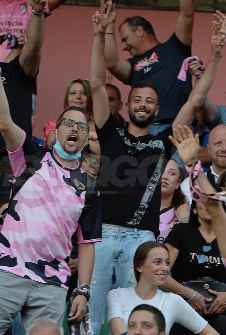 Fototifo, i tifosi allo stadio per Palermo-Feralpisaló 1-0 (gallery) - immagine 113