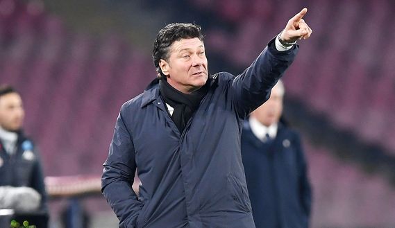  NAPLES, ITALY - FEBRUARY 17: Coach of Torino FC Walter Mazzarri gestures during the Serie A match between SSC Napoli and Torino FC at Stadio San Paolo on February 17, 2019 in Naples, Italy. (Photo by Francesco Pecoraro/Getty Images) 