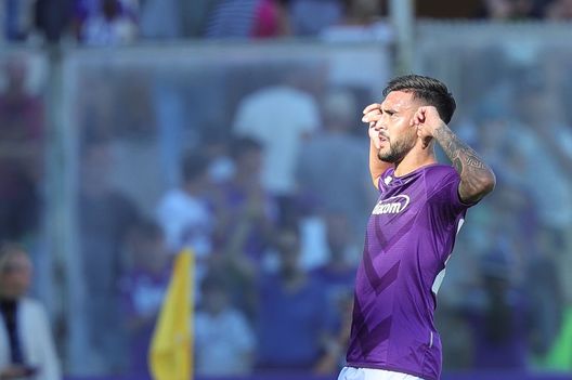 FLORENCE, ITALY - SEPTEMBER 18: Nicolas Ivan Gonzalez of ACF Fiorentina celebrates after scoring a goal during the Serie A match between ACF Fiorentina and Hellas Verona at Stadio Artemio Franchi on September 18, 2022 in Florence, Italy. (Photo by Gabriele Maltinti/Getty Images) Non solo Nico Gonzalez, oggi arrivano anche i serbi: la Viola si ricompone- immagine 2