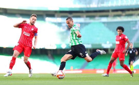 Sergio Canales al tiro contro il Siviglia (Photo by Fran Santiago/Getty Images) Betis, gol decisivo di Canales nel derby: negli spogliatoi “Ti amo più di mio padre…”- immagine 2