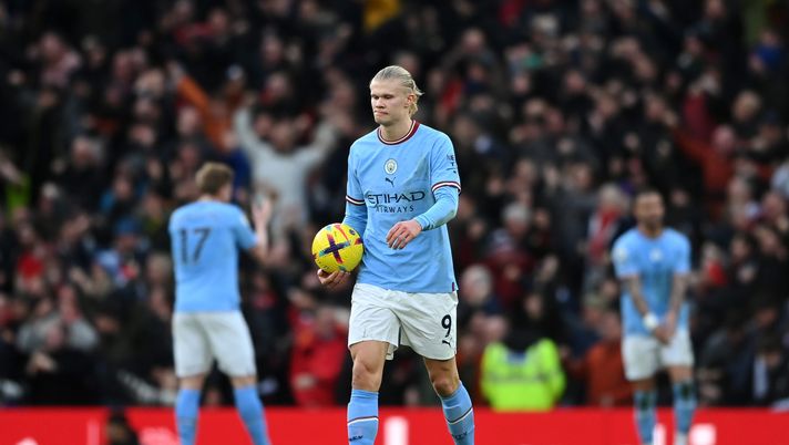 MANCHESTER, ENGLAND - JANUARY 14: Erling Haaland of Manchester City looks dejected after Marcus Rashford (not pcitured) of Manchester United scores the team's second goal during the Premier League match between Manchester United and Manchester City at Old Trafford on January 14, 2023 in Manchester, England. (Photo by Michael Regan/Getty Images) E’ sempre derby per Haaland: “Solskjaer mi diceva che non sapevo colpire la palla di testa” - immagine 1