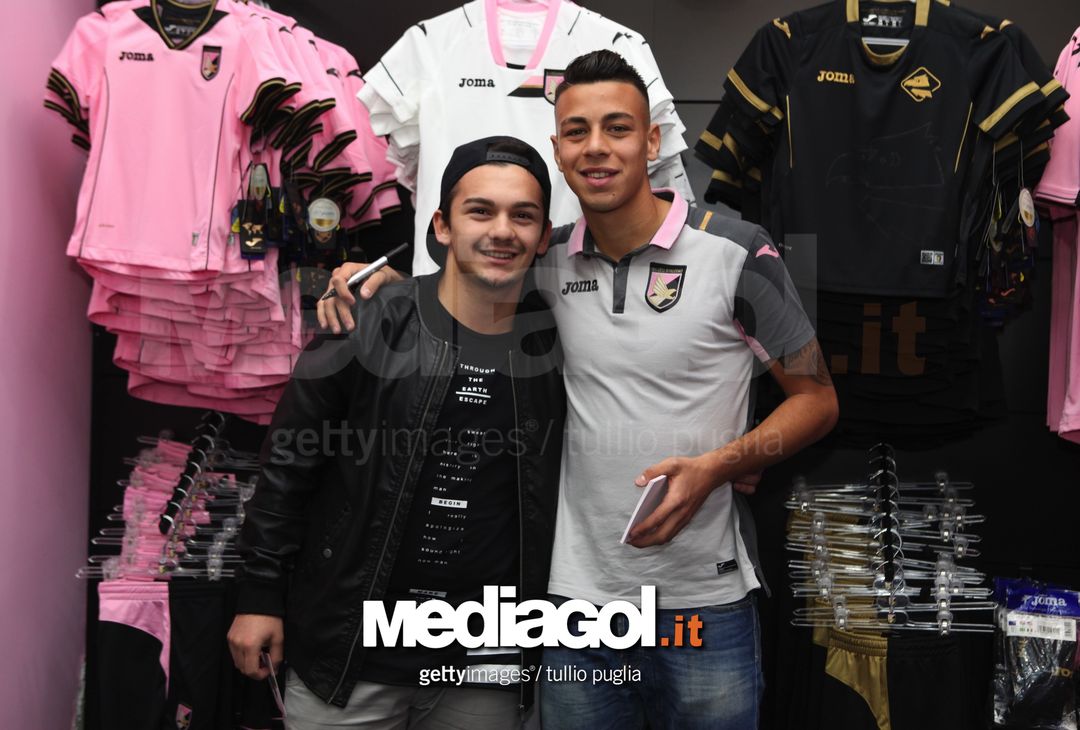  Simone Lo Faso poses with fans during a visit at US Citta di Palermo Store on November 10, 2016 in Palermo, Italy. 