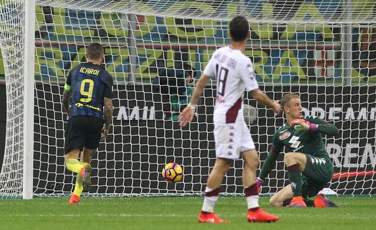  MILAN, ITALY - OCTOBER 26: Mauro Icardi of FC Internazionale scores the opening goal during the Serie A match between FC Internazionale and FC Torino at Stadio Giuseppe Meazza on October 26, 2016 in Milan, Italy. (Photo by Marco Luzzani - Inter/Inter via Getty Images) 