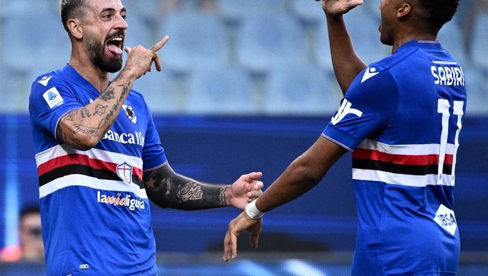 Sampdorias Italian forward Francesco Caputo (L) celebrates scoring a goal before it is ruled out by VAR during the Serie A football match between Sampdoria and Atalanta at the Luigi Ferraris Stadium in Genoa on August 13, 2022. (Photo by MARCO BERTORELLO / AFP) (Photo by MARCO BERTORELLO/AFP via Getty Images) FLASH – Sky: “Caputo ora è a un passo dall’Empoli! Due giocatori per la Samp” - immagine 1