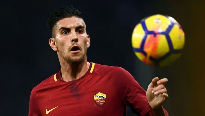 AS Roma's midfielder Lorenzo Pellegrini eyes the ball during the Italian Serie A football match between Sampdoria and AS Roma on January 24, 2018 at the Luigi Ferraris Stadium in Genoa. / AFP PHOTO / MARCO BERTORELLO (Photo credit should read MARCO BERTORELLO/AFP/Getty Images) Juve, la Gazzetta: “Nelle ultime ore si è avvicinato Pellegrini grazie alla clausola” - immagine 1