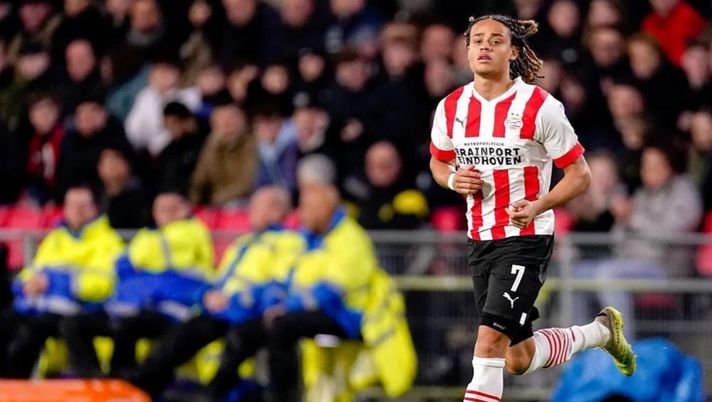 Occhio alle superstar: il novellino Xavi Simons lava le scarpe ai compagni del PSV Occhio alle superstar: il novellino Xavi Simons lava le scarpe ai compagni del PSV - immagine 1