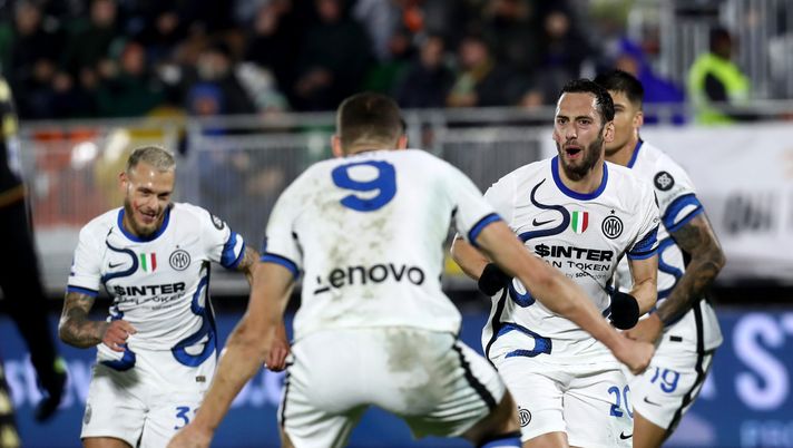 VENICE, ITALY - NOVEMBER 27: Hakan Calhanoglu of Inter celebrates after scoring his team's opening goal during the Serie A match between Venezia FC and FC Internazionale at Stadio Pier Luigi Penzo on November 27, 2021 in Venice, Italy. (Photo by Maurizio Lagana/Getty Images) Il derby dei media sul nuovo Calhanoglu - immagine 1