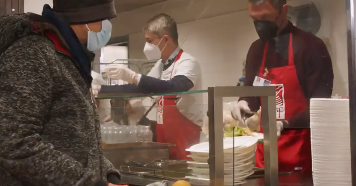 VIDEO / “Volontario all’Opera per un giorno”: Maldini e Massara servono pasti caldi