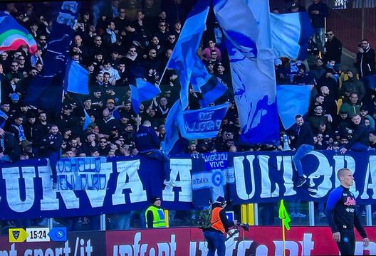 FOTO Lecce-Napoli, presenti gli Ultras con bandiere e striscioni- immagine 2