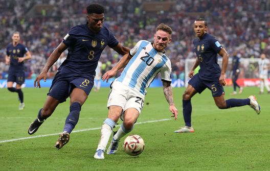 LUSAIL CITY, QATAR - DECEMBER 18: Aurelien Tchouameni of France battles with Alexis Mac Allister of Argentina during the FIFA World Cup Qatar 2022 Final match between Argentina and France at Lusail Stadium on December 18, 2022 in Lusail City, Qatar. (Photo by Julian Finney/Getty Images) Mac Allister, campione d’Argentina…a sua insaputa: “Non mi ero reso conto che stavo vincendo il titolo” - immagine 1