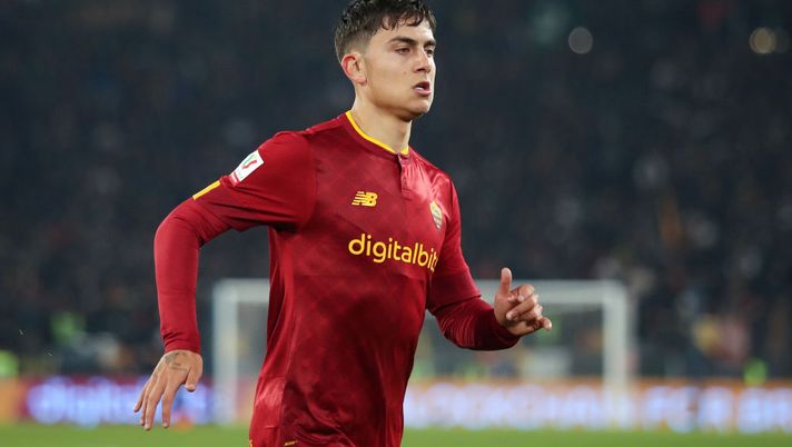 ROME, ITALY - FEBRUARY 01: Paulo Dybala of AS Roma looks on during the Coppa Italia Quarter Final match between AS Roma and US Cremonese at Olimpico Stadium on February 01, 2023 in Rome, Italy. (Photo by Paolo Bruno/Getty Images) La gestione di Pellegrini e Dybala, rischia Celik: tutto sulla formazione della Roma - immagine 1