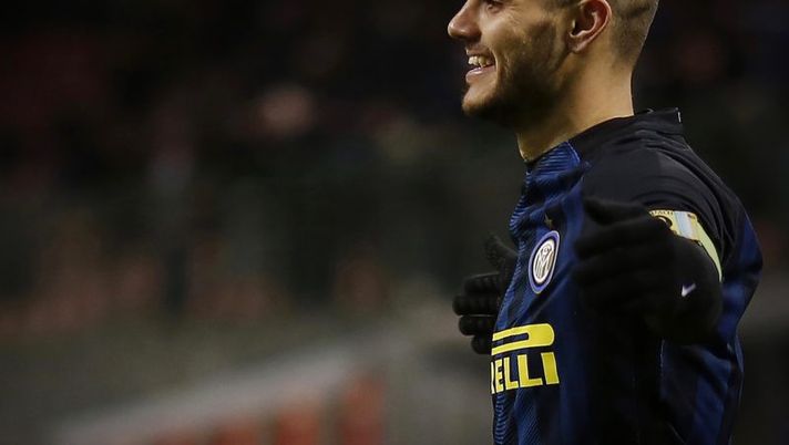 Inter Milan's Argentinian forward Mauro Emanuel Icardi celebrates with after scoring a goal during the Italian Serie A football match between Inter Milan and Fiorentina on November 28, 2016 at the San Siro Stadium in Milan. / AFP / MARCO BERTORELLO (Photo credit should read MARCO BERTORELLO/AFP/Getty Images) Icardi: “Io, esaltato dal nuovo modulo. Ma contate male gli assist…” - immagine 1