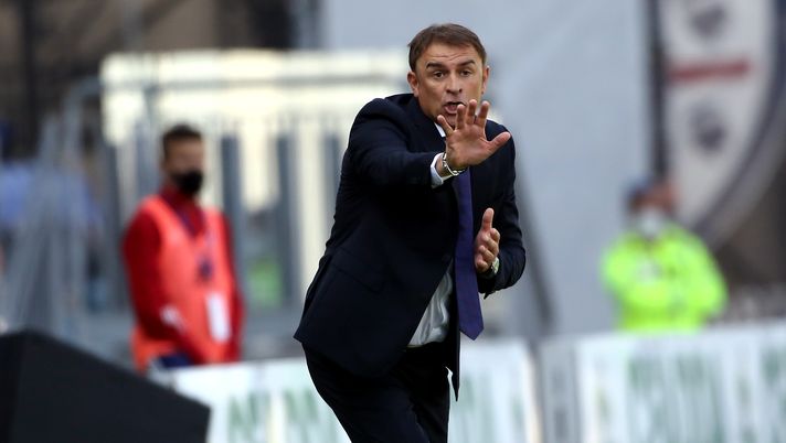 CAGLIARI, ITALY - APRIL 03:   Leonardo Semplici coach of Cagliari reacts during the Serie A match between Cagliari Calcio and Hellas Verona FC at Sardegna Arena on April 03, 2021 in Cagliari, Italy. (Photo by Enrico Locci/Getty Images) 