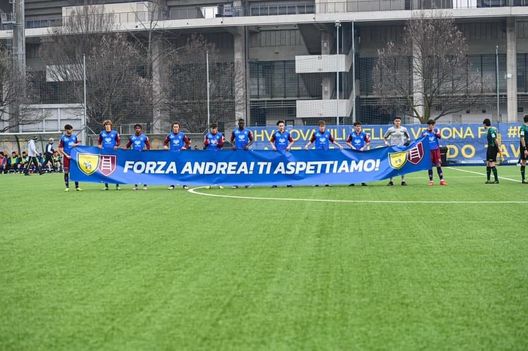 foto HV Giovanili - La squadra del Chievo e lo striscione per Andrea Gresele foto HV Giovanili - La squadra del Chievo e lo striscione per Andrea Gresele