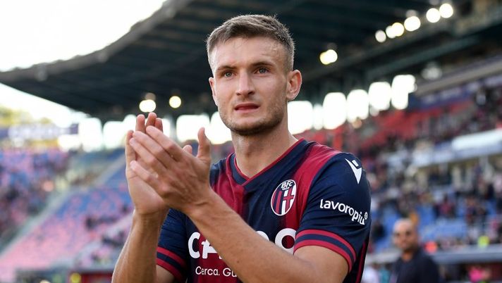 BOLOGNA, ITALY - NOVEMBER 06:Stefan Posch of Bologna FC celebrates during the Serie A match between Bologna FC and Torino FC at Stadio Renato Dall'Ara on November 06, 2022 in Bologna, Italy. (Photo by Alessandro Sabattini/Getty Images) Bologna, Posch confermato in gruppo: punta a una maglia da titolare con l’Inter - immagine 1
