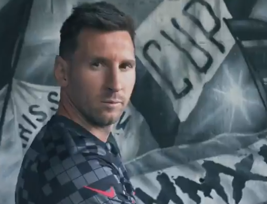 Il Psg svela la terza maglia nera e grigia: “Dall’oscurità arriva la luce” Il Psg svela la terza maglia nera e grigia: “Dall’oscurità arriva la luce”