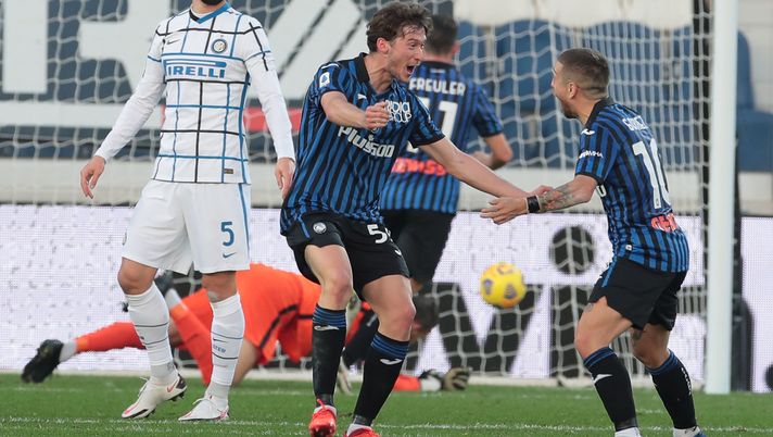 BERGAMO, ITALY - NOVEMBER 08:  Aleksej Miranchuk of Atalanta BC celebrates his goal with his teammate Alejandro Gomez during the Serie A match between Atalanta BC and FC Internazionale at Gewiss Stadium on November 8, 2020 in Bergamo, Italy.  (Photo by Emilio Andreoli/Getty Images) 