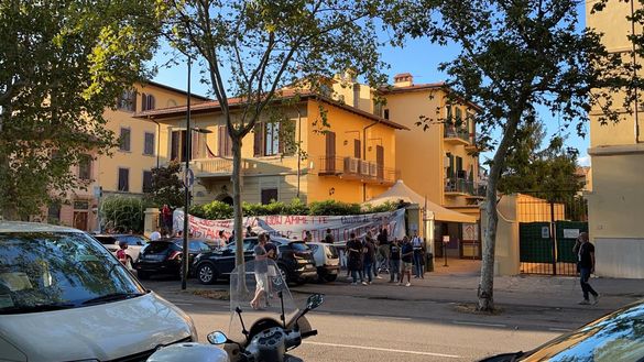 Firenze, Stadio Artemio Franchi: striscione sotto la Fiesole Firenze, Stadio Artemio Franchi: striscione sotto la Fiesole