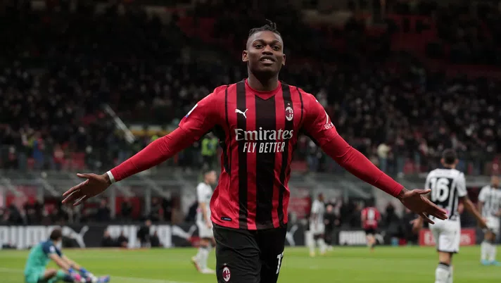 MILAN, ITALY - FEBRUARY 25: Rafael Leão of AC Milan celebrates after scoring his team's first goal during the Serie A match between AC Milan and Udinese Calcio at Stadio Giuseppe Meazza on February 25, 2022 in Milan, Italy. (Photo by AC Milan/AC Milan via Getty Images)