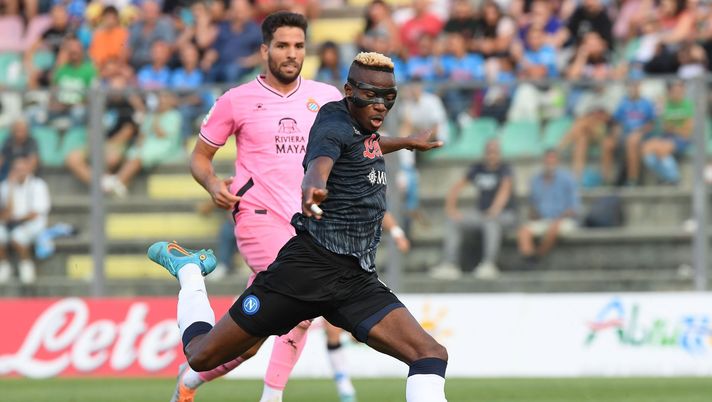 CASTEL DI SANGRO, ITALY - AUGUST 06: Vìctor Osimhen of Napoli in action during the SSC Napoli v Espanyol - Pre-Season Friendly at Stadio Teofilo Patini on August 06, 2022 in Castel di Sangro, Italy. (Photo by SSC NAPOLI/SSC NAPOLI via Getty Images) Salvate Osimhen dal 4-3-3 di Spalletti: troppe incognite a pochi giorni dall’esordio - immagine 1