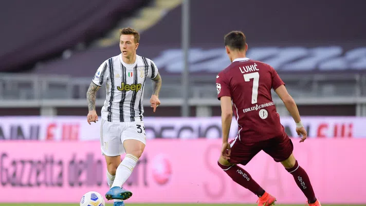 TURIN, ITALY - APRIL 03: Federico Bernardeschi of Juventus competes for the ball with Sasa Lukic of Torino FC during the Serie A match between Torino FC and Juventus at Stadio Olimpico di Torino on April 03, 2021 in Turin, Italy. Sporting stadiums around Italy remain under strict restrictions due to the Coronavirus Pandemic as Government social distancing laws prohibit fans inside venues resulting in games being played behind closed doors. (Photo by Daniele Badolato - Juventus FC/Juventus FC via Getty Images)