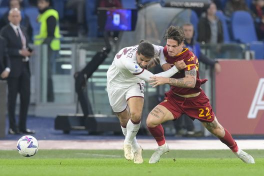ROME, ITALY - NOVEMBER 13: Nicolò Zaniolo of AS Roma is challenged by Ricardo Rodriguez of Torino FC during the Serie A match between AS Roma and Torino FC at Stadio Olimpico on November 13, 2022 in Rome, Italy. (Photo by Fabio Rossi/AS Roma via Getty Images) Torino, dopo 15 giornate è il quarto rendimento del decennio. Ma i gol fatti…- immagine 2
