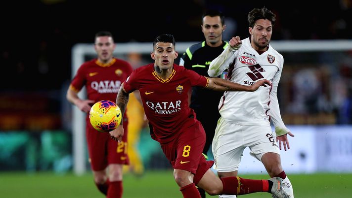 ROME, ITALY - JANUARY 05:  Simone Verdi of Torino FC competes for the ball with Diego Perotti of AS Roma during the Serie A match between AS Roma and Torino FC at Stadio Olimpico on January 5, 2020 in Rome, Italy.  (Photo by Paolo Bruno/Getty Images) 