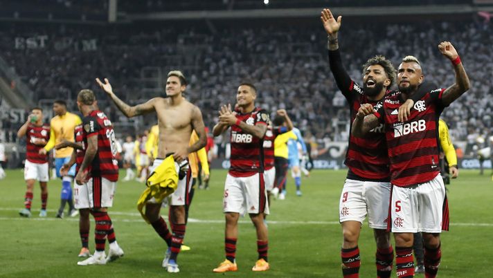 SAO PAULO, BRAZIL - AUGUST 02: (R-L) Arturo Vidal and Gabriel Barbosa of Flamengo celebrates with teammates after winning a Copa Libertadores quarter final first leg match between Corinthians and Flamengo at Neo Quimica Arena on August 02, 2022 in Sao Paulo, Brazil. (Photo by Ricardo Moreira/Getty Images) Brasile, Corinthians battuto: Gabigol recordman - immagine 1