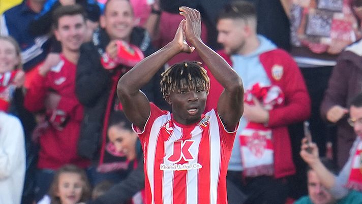 ALMERIA, SPAIN - JANUARY 15: El Bilal Toure of UD Almeria celebrates after scoring the team's first goal during the LaLiga Santander match between UD Almeria and Atletico de Madrid at Juegos Mediterraneos on January 15, 2023 in Almeria, Spain. (Photo by Aitor Alcalde/Getty Images) El Bilal Touré, domani le visite con l’Atalanta: così cambierà l’attacco tra fanta, gestione e gerarchie - immagine 1