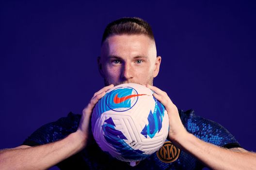 COMO, ITALY - JULY 20: Milan Skriniar of FC Internazionale poses for a portrait with the new home jersey with the main sponsor socios.com at Appiano Gentile on July 20, 2021 in Como, Italy. (Photo by Mattia Ozbot/Inter via Getty Images) Guardian – Skriniar, Psg deve inserire Draxler. Tornano in corsa Chelsea e Tottenham?- immagine 2