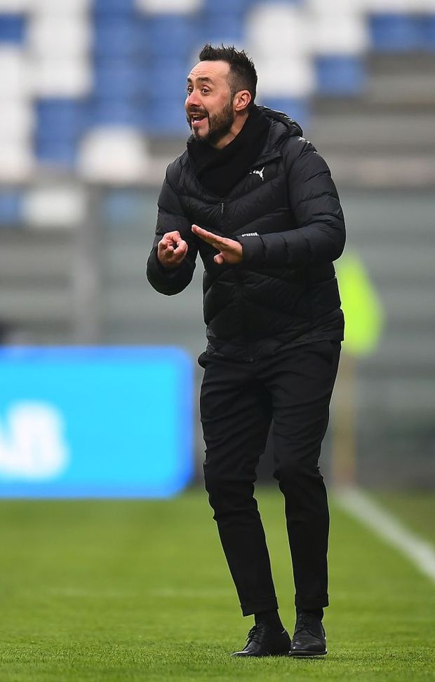 REGGIO NELL'EMILIA, ITALY - FEBRUARY 06: Roberto De Zerbi head coach of US Sassuolo gestures during the Serie A match between US Sassuolo and Spezia Calcio at Mapei Stadium - Città del Tricolore on February 06, 2021 in Reggio nell'Emilia, Italy. (Photo by Alessandro Sabattini/Getty Images) REGGIO NELL'EMILIA, ITALY - FEBRUARY 06: Roberto De Zerbi head coach of US Sassuolo gestures during the Serie A match between US Sassuolo and Spezia Calcio at Mapei Stadium - Città del Tricolore on February 06, 2021 in Reggio nell'Emilia, Italy. (Photo by Alessandro Sabattini/Getty Images)