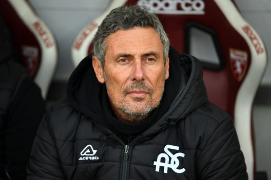TURIN, ITALY - JANUARY 15: Luca Gotti, Head Coach of Spezia Calcio, looks on prior to the Serie A match between Torino FC and Spezia Calcio at Stadio Olimpico di Torino on January 15, 2023 in Turin, Italy. (Photo by Valerio Pennicino/Getty Images) Juric “motiva” Bayeye e Adopo con zero minuti: la scelta non è felice- immagine 3