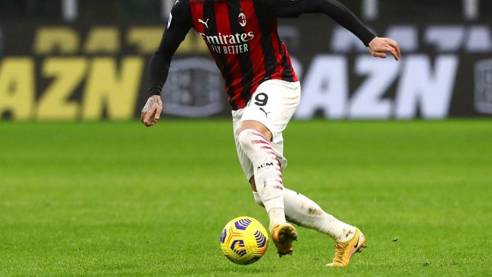 MILAN, ITALY - FEBRUARY 07: Theo Hernandez of AC Milan in action during the Serie A match between AC Milan and FC Crotone at Stadio Giuseppe Meazza on February 07, 2021 in Milan, Italy. Sporting stadiums around Italy remain under strict restrictions due to the Coronavirus Pandemic as Government social distancing laws prohibit fans inside venues resulting in games being played behind closed doors. (Photo by Marco Luzzani/Getty Images) MILAN, ITALY - FEBRUARY 07: Theo Hernandez of AC Milan in action during the Serie A match between AC Milan and FC Crotone at Stadio Giuseppe Meazza on February 07, 2021 in Milan, Italy. Sporting stadiums around Italy remain under strict restrictions due to the Coronavirus Pandemic as Government social distancing laws prohibit fans inside venues resulting in games being played behind closed doors. (Photo by Marco Luzzani/Getty Images)