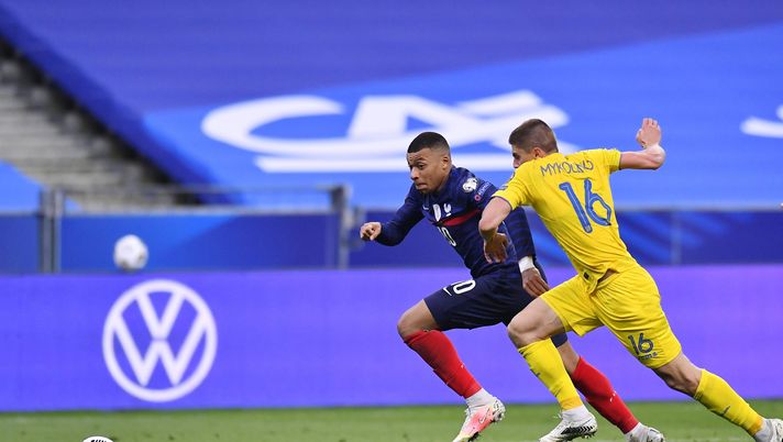 PARIS, FRANCE - MARCH 24: Kylian Mbappe of France battles for possession with Vitaliy Mykolenko of Ukraine during the FIFA World Cup 2022 Qatar qualifying match between France and Ukraine on March 24, 2021 in Paris, France. Sporting stadiums around France remain under strict restrictions due to the Coronavirus Pandemic as Government social distancing laws prohibit fans inside venues resulting in games being played behind closed doors. (Photo by Aurelien Meunier/Getty Images) Qatar 2022, l’elenco delle 27 squadre qualificate in attesa degli ultimi playoff - immagine 1