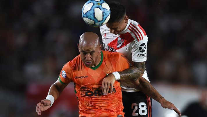 BUENOS AIRES, ARGENTINA - FEBRUARY 16:  Lucas Martinez Quarta of River Plate fights for the ball with Junior Arias of Banfield during a match between River Plate and Banfield as part of Superliga 2019/20 at Antonio Vespucio Liberti Stadium on February 16, 2020 in Buenos Aires, Argentina. (Photo by Marcelo Endelli/Getty Images) 