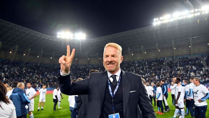 RIYADH, SAUDI ARABIA - DECEMBER 22: Igli Tare sporting director of SS Lazio celebrates the winning of Supercup after the Italian Supercup Final match between Juventus and SS Lazio at King Saud University Stadium on December 22, 2019 in Riyadh, Saudi Arabia. (Photo by Marco Rosi/Getty Images) Lazio, la Gazzetta: “Ok da Suarez: i due colpi a cui già lavora Tare” - immagine 1