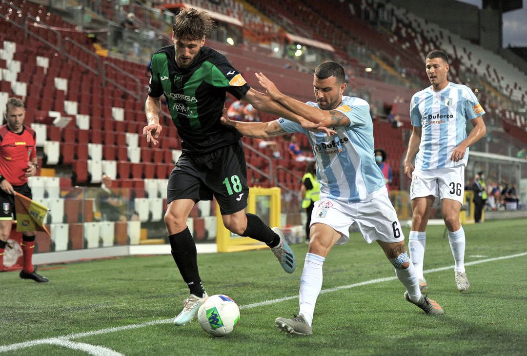  TRIESTE, ITALY - JUNE 29: Davide Mazzocco of Pordenone is is challenged by Carlo Crialese of Virtus Entella during the serie B match between Pordenone Calcio and Virtus Entella at Dacia Arena on June 29, 2020 in Udine, Italy. (Photo by Getty Images/Getty Images for Lega Serie B ) 