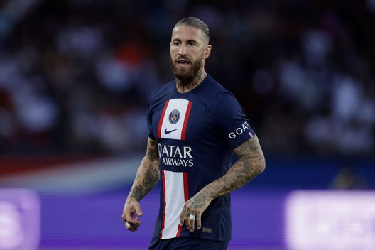PARIS, FRANCE - AUGUST 13: Sergio Ramos of Paris Saint Germain during the French League 1 match between Paris Saint Germain v Montpellier at the Parc des Princes on August 13, 2022 in Paris France (Photo by Rico Brouwer/Soccrates/Getty Images) PSG, sfumato Skriniar si cerca altrove: Ramos si è preso il posto e lo spogliatoio ma non la fiducia di Campos - immagine 1