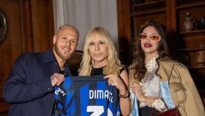 Milano Fashion Week, anche Dimarco con la moglie da Versace: in dono maglia Inter - immagine 1
