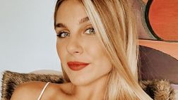Ivana Icardi, il decolleté è da urlo. Lei sorride e scrive un messaggio