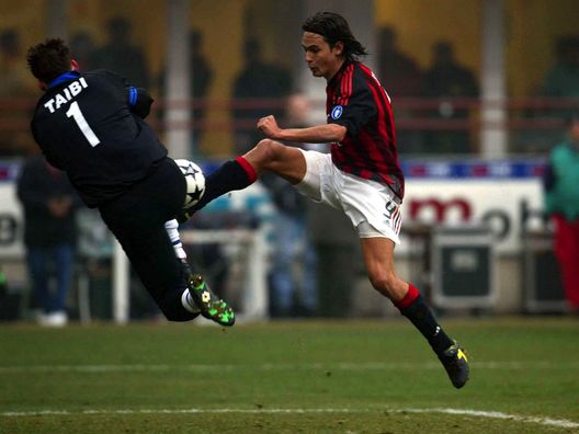  2 marzo 2003: Filippo Inzaghi batte Massimo Taibi in Milan-Atalanta 3-3 (credits: GETTY Images) 