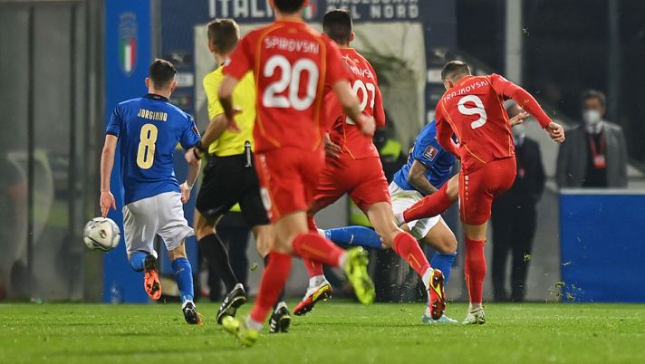 PALERMO, ITALY - MARCH 24: Aleksandar Trajkovski of North Macedonia scores their side's first goal during the 2022 FIFA World Cup Qualifier knockout round play-off match between Italy and North Macedonia at Stadio Renzo Barbera on March 24, 2022 in Palermo, Italy. (Photo by Tullio M. Puglia/Getty Images) Ristovski ci crede: “La Macedonia vuole continuare a stupire” - immagine 1