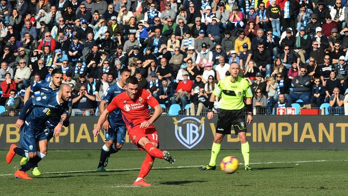 FERRARA, ITALY - FEBRUARY 17: Jordan Veretout of ACF Fiorentina scores his team's second goal from the penalty spot during the Serie A match between SPAL and ACF Fiorentina at Stadio Paolo Mazza on February 17, 2019 in Ferrara, Italy. (Photo by Mario Carlini / Iguana Press/Getty Images) VAR: episodio inedito in Champions League, ma c’è un precedente a tinte viola - immagine 1