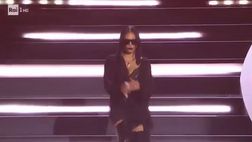 Elodie a Sanremo, canta American Woman con BigMama e poi la bacia