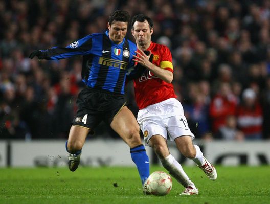 MANCHESTER, UNITED KINGDOM - MARCH 11: Javier Zanetti of Inter Milan tussles for posession with Ryan Giggs of Manchester United during the UEFA Champions League Round of Sixteen, Second Leg match between Manchester United and Inter Milan at Old Trafford on March 11, 2009 in Manchester, England. (Photo by Alex Livesey/Getty Images) Niente playoff per Giggs: processo rinviato ad agosto- immagine 2
