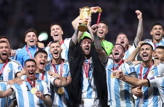 Getty Images Argentina, Messi regala ai compagni un IPhone con custodie d’oro per il Mondiale- immagine 2